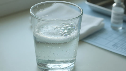 Urine qui mousse : causes, quand s'inquiéter et que faire