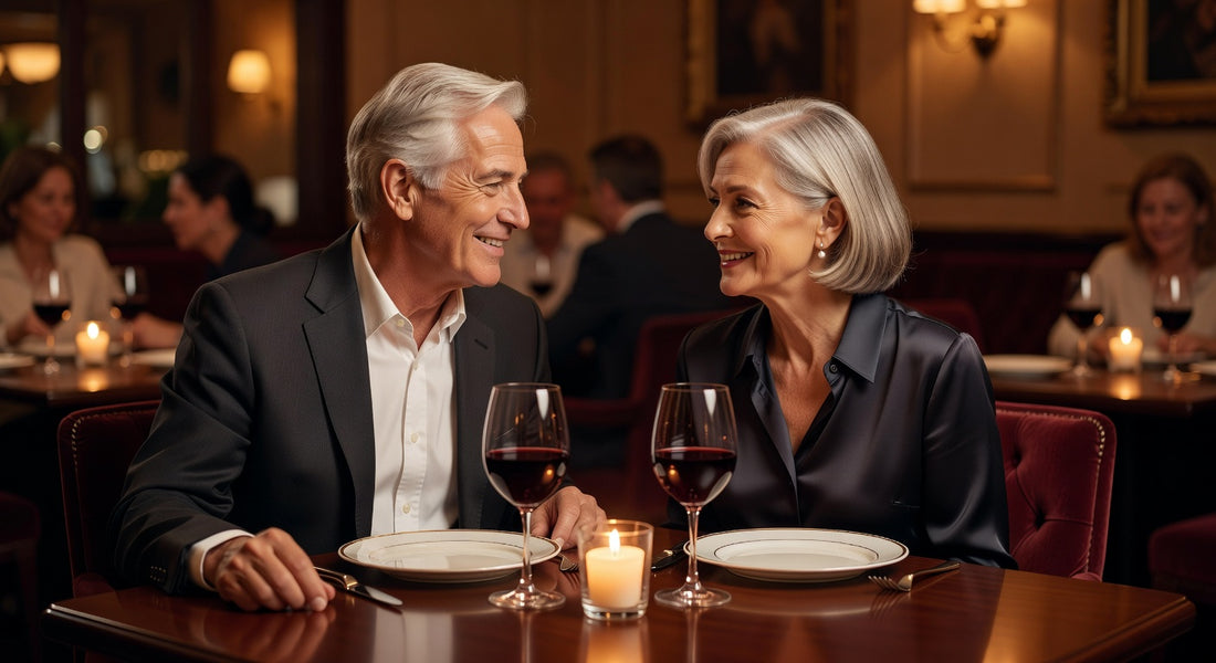 Couple de seniors profitant sereinement d'un dîner au restaurant sans stress lié aux fuites urinaires